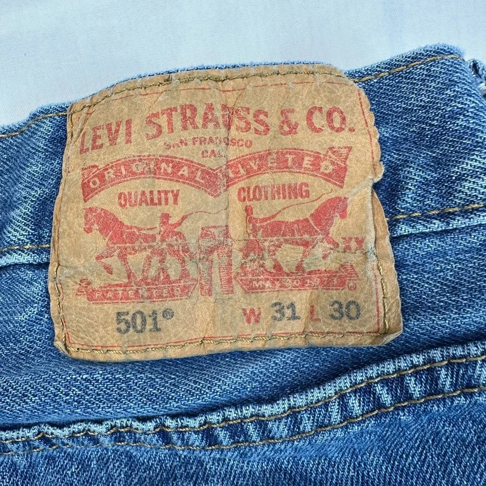 Levi's 501 Jeans Mens 31x30 Blue Denim Straight Leg Faded Medium Wash 5 Pocket